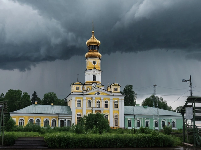 Костромичей предупредили о неблагоприятной погоде в пятницу: грозы, сильный ветер и ливни